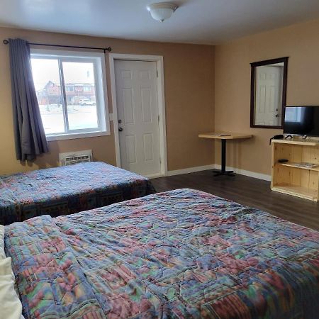 Lakewood Inn 100 Mile House Екстер'єр фото