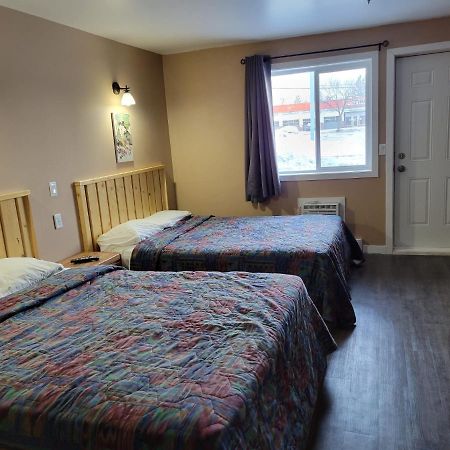 Lakewood Inn 100 Mile House Екстер'єр фото