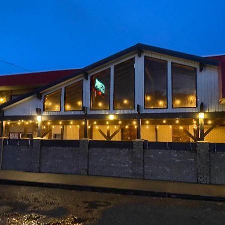 Lakewood Inn 100 Mile House Екстер'єр фото