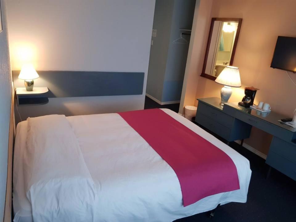 Lakewood Inn 100 Mile House Екстер'єр фото