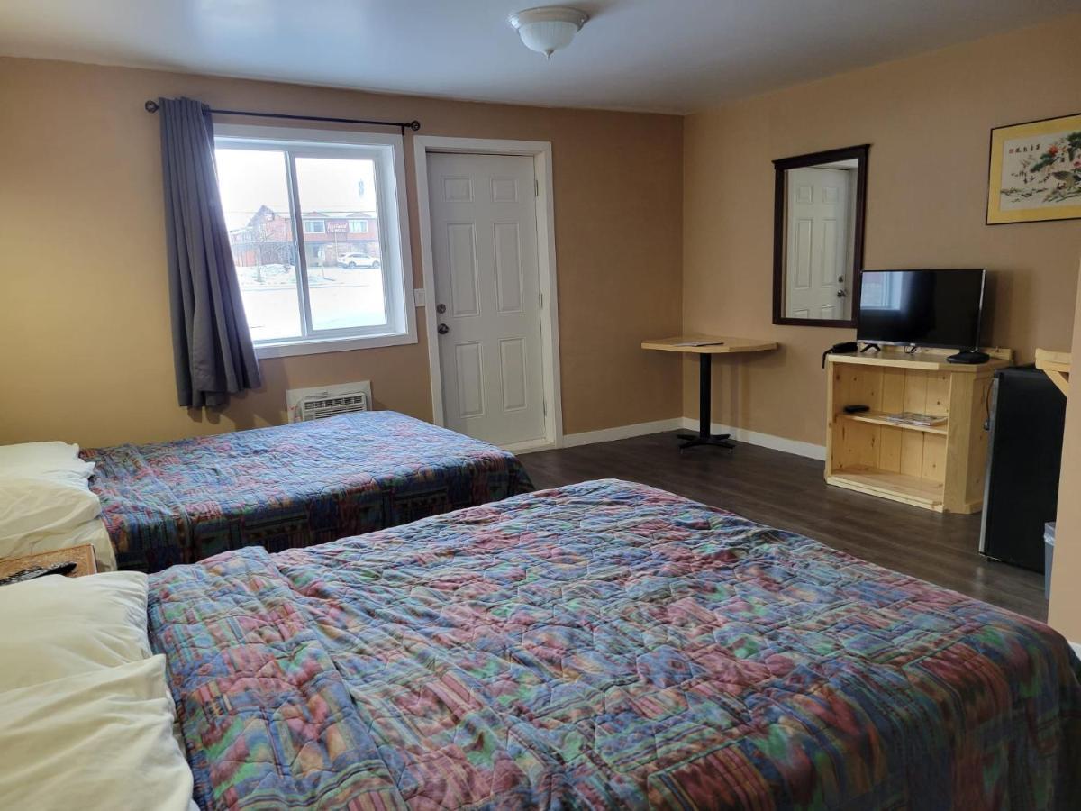 Lakewood Inn 100 Mile House Екстер'єр фото