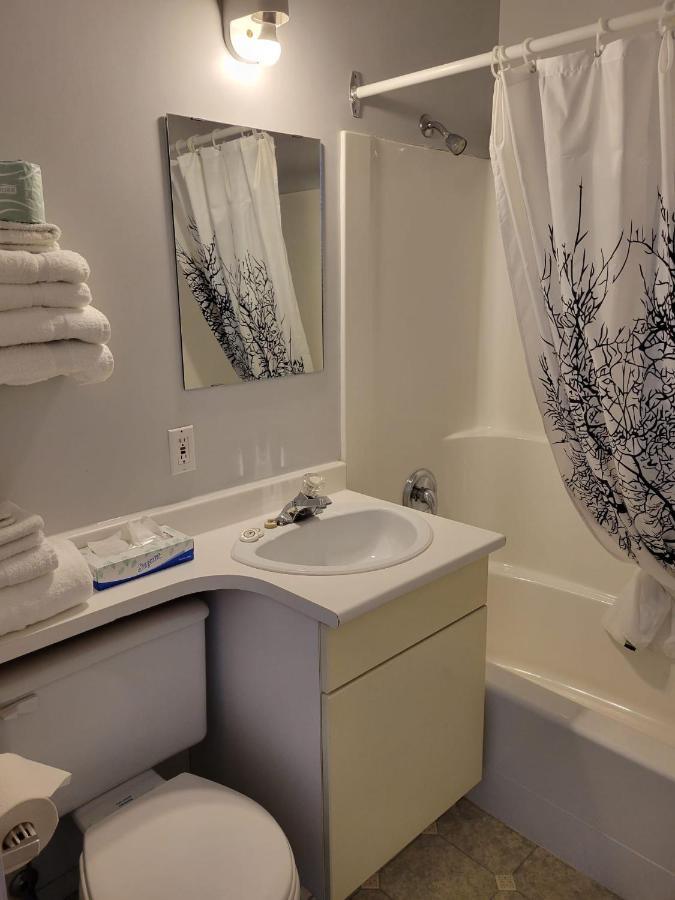 Lakewood Inn 100 Mile House Екстер'єр фото