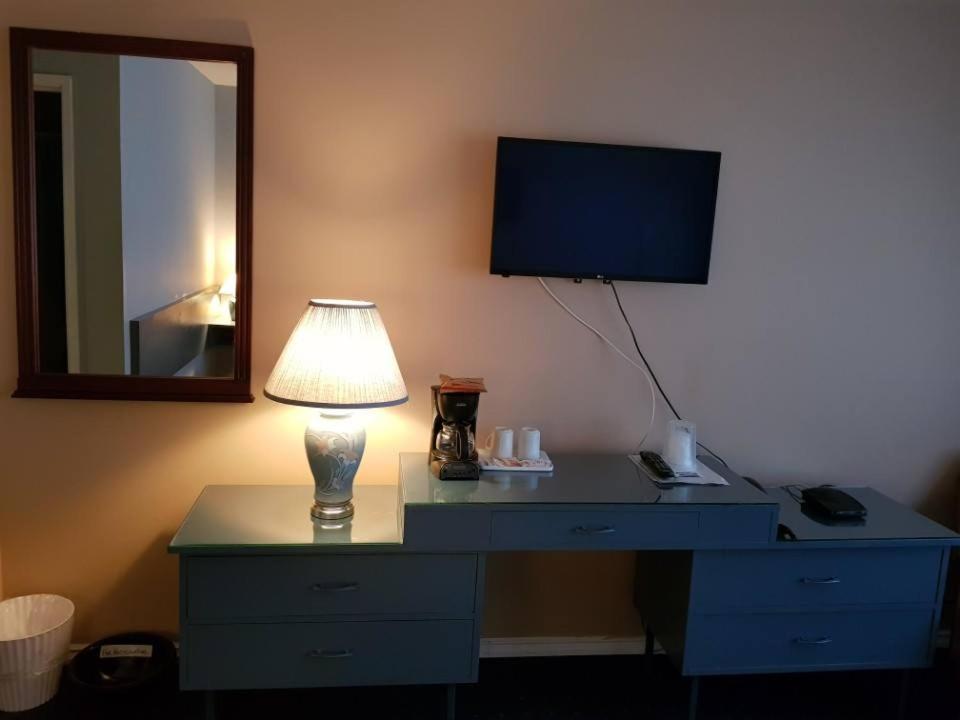 Lakewood Inn 100 Mile House Екстер'єр фото