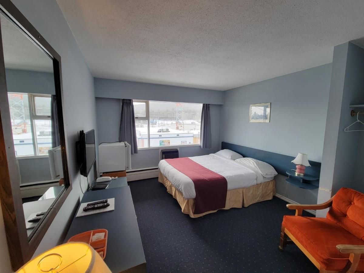 Lakewood Inn 100 Mile House Екстер'єр фото