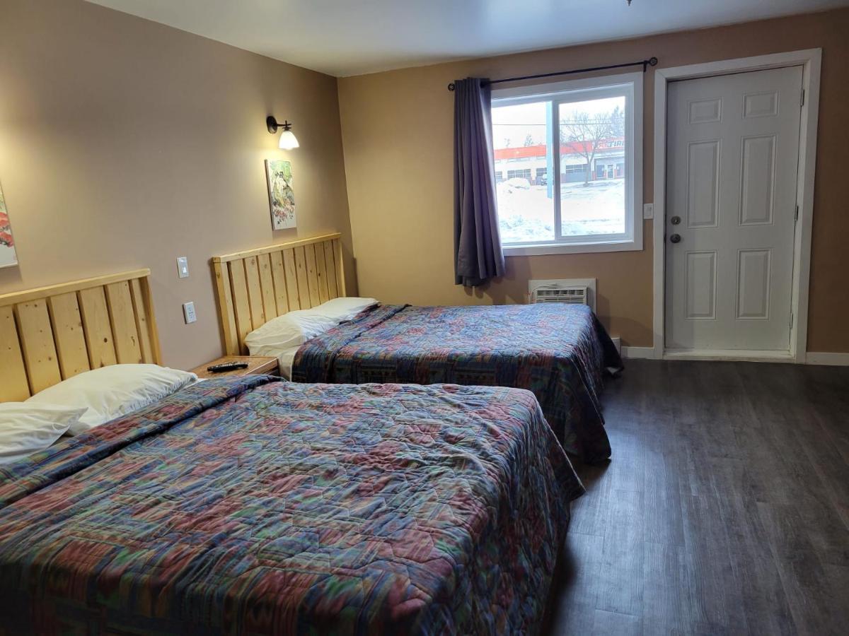 Lakewood Inn 100 Mile House Екстер'єр фото