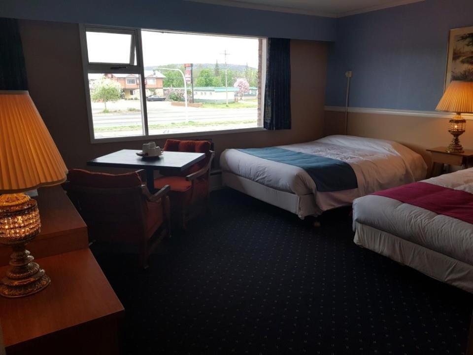 Lakewood Inn 100 Mile House Екстер'єр фото