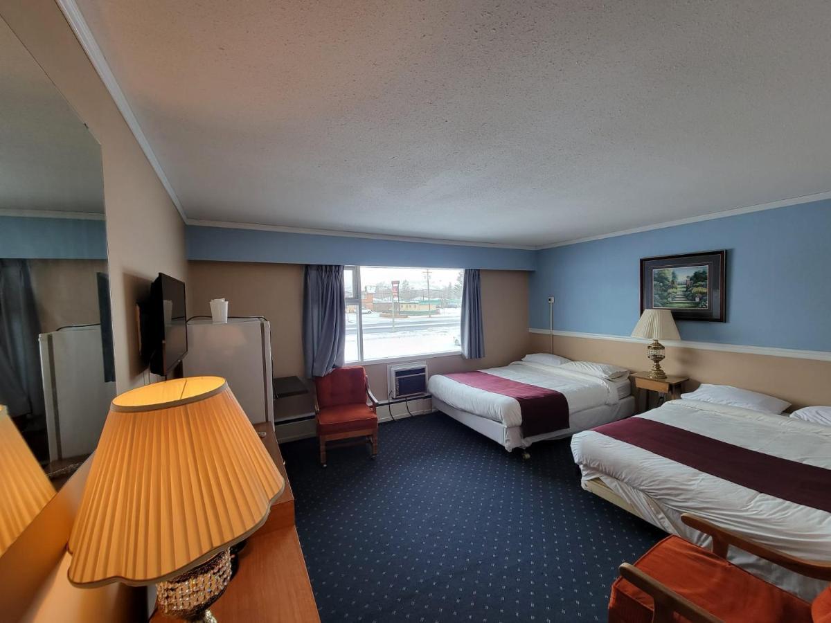 Lakewood Inn 100 Mile House Екстер'єр фото