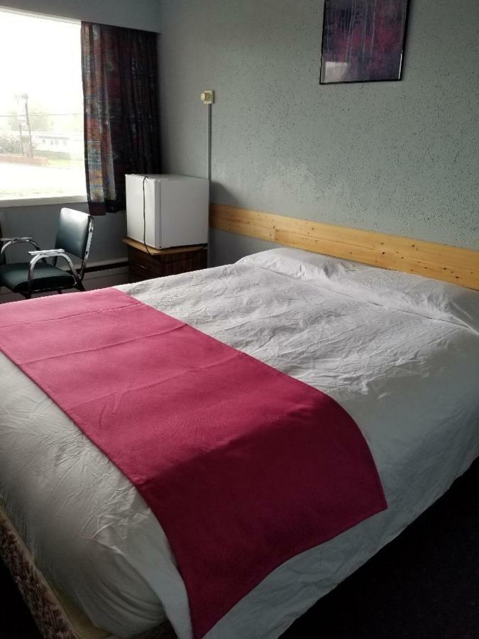 Lakewood Inn 100 Mile House Екстер'єр фото