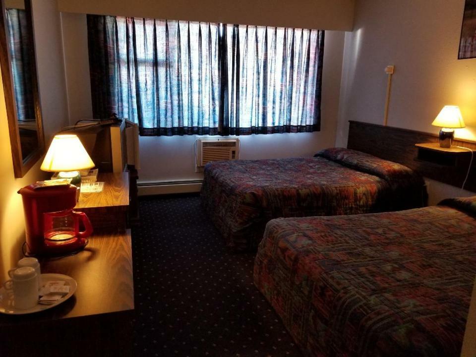 Lakewood Inn 100 Mile House Екстер'єр фото