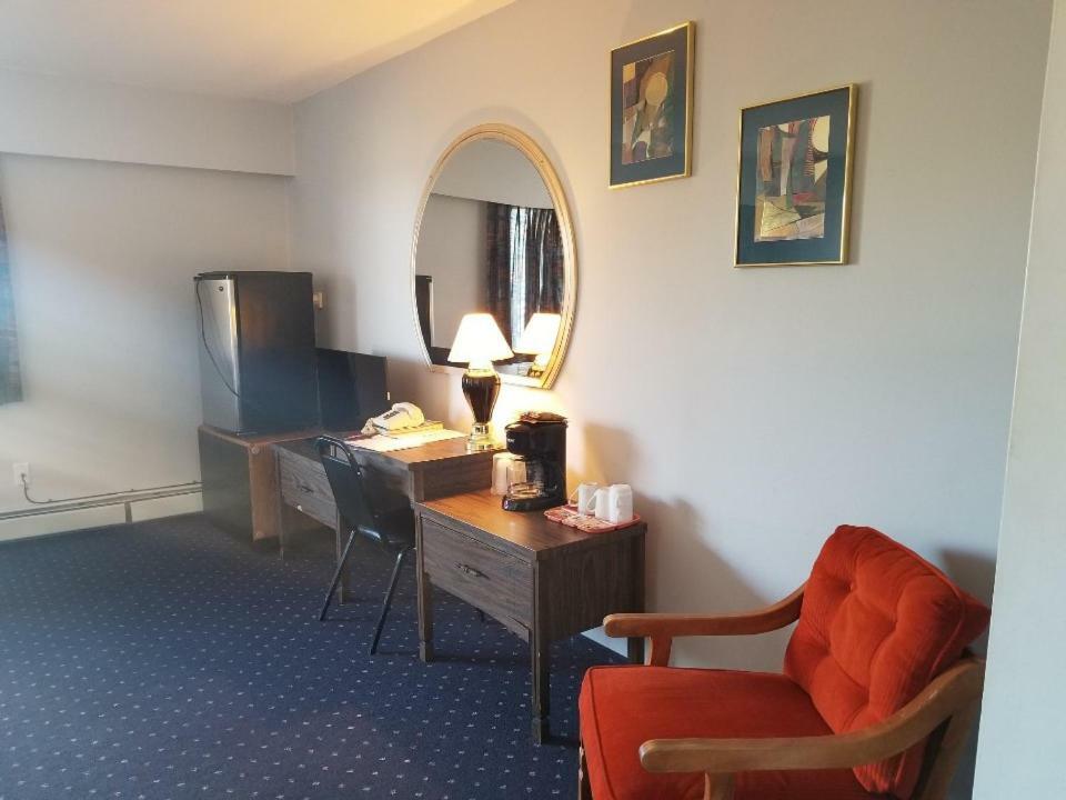 Lakewood Inn 100 Mile House Екстер'єр фото