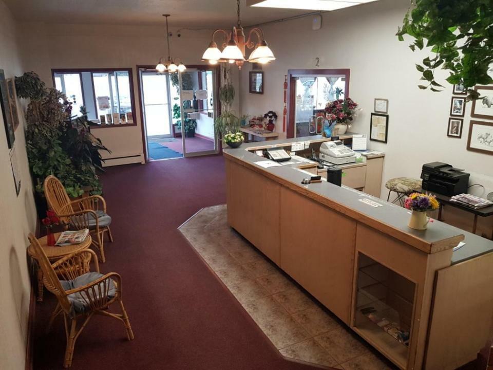 Lakewood Inn 100 Mile House Екстер'єр фото