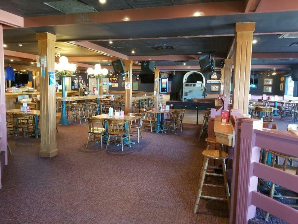 Lakewood Inn 100 Mile House Екстер'єр фото